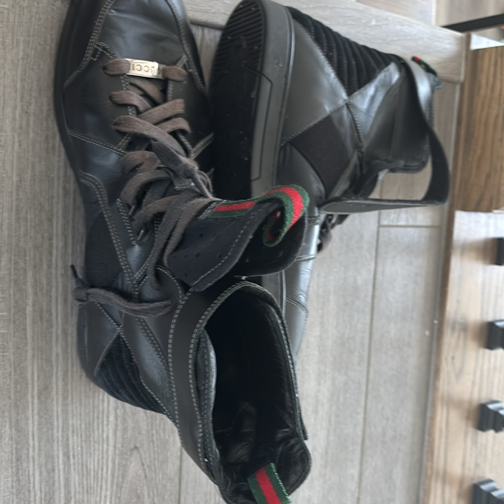 Gucci Black Sneakers with Glossy Finish and Sporty Silhouette